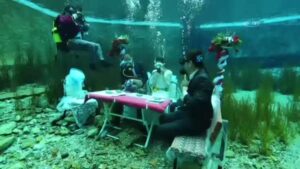 Dalgıç Çiftin Su Altındaki Temsili Nikah Dalgıç Çiftin Su Altındaki Temsili Nikah Dalgıç Çiftin Su Altındaki Temsili Nikah
